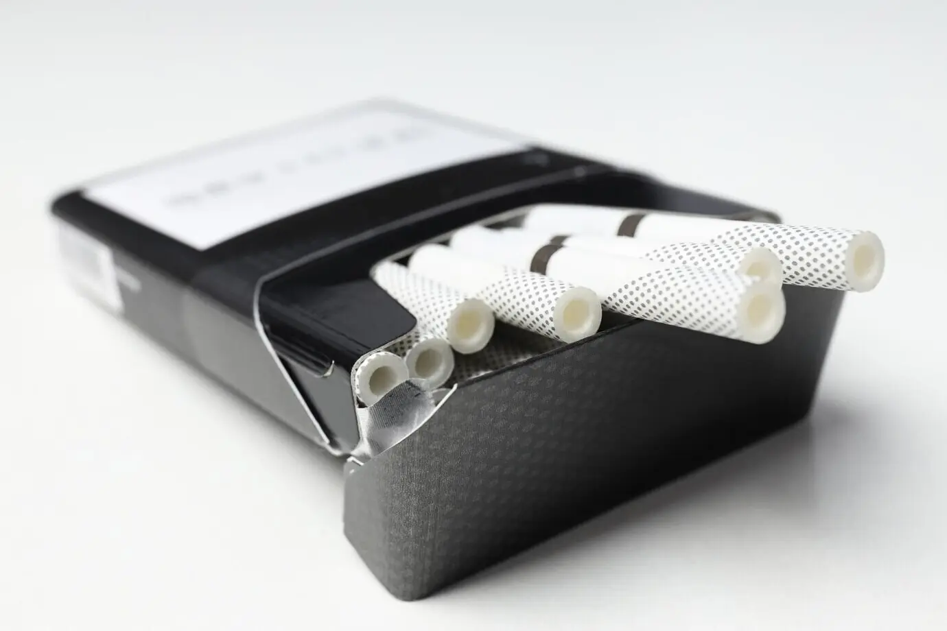 Eine Packung Zigaretten auf einem hellen Hintergrund.