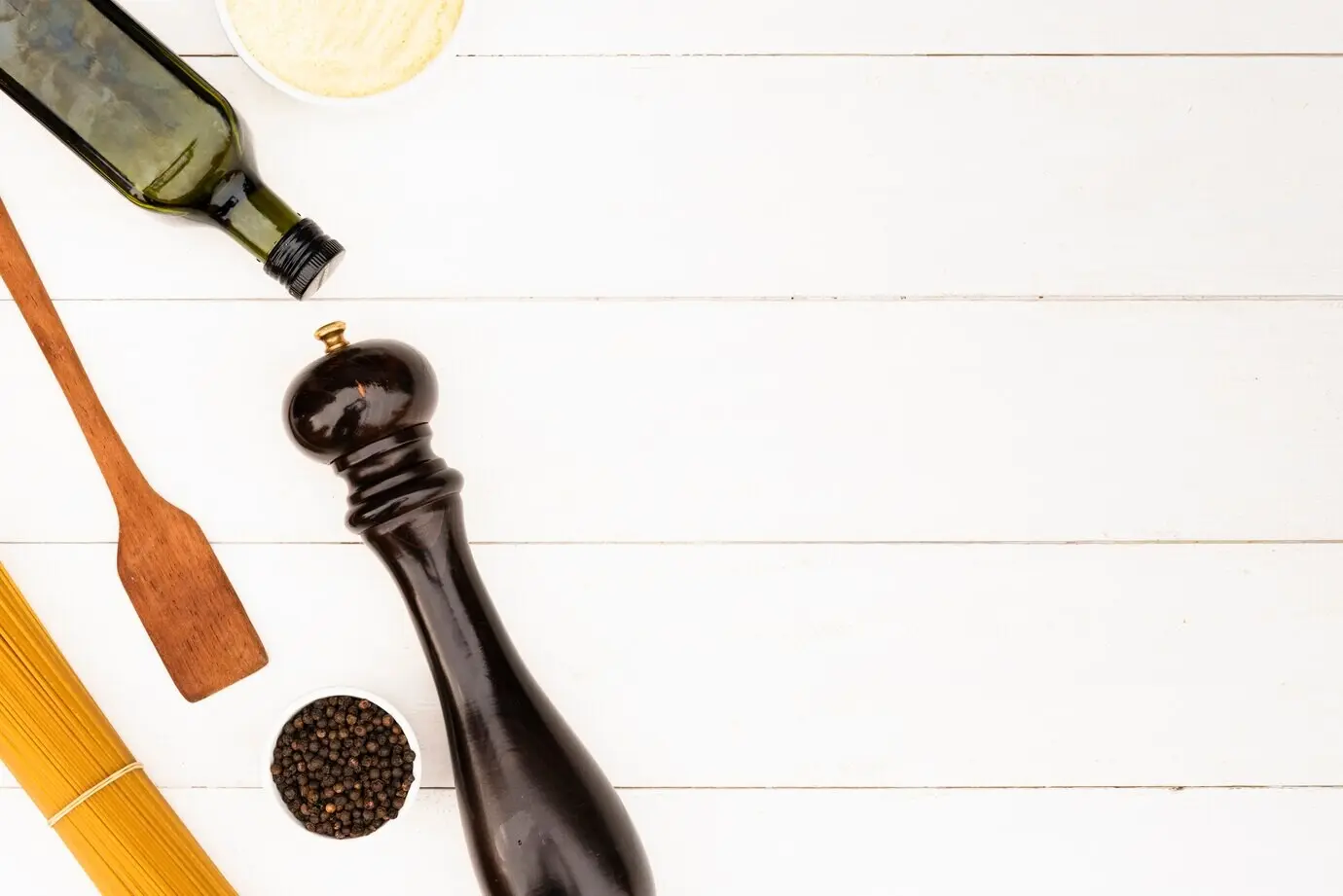 Zutat für Nudeln und Küchenwerkzeug vor weißem Hintergrund